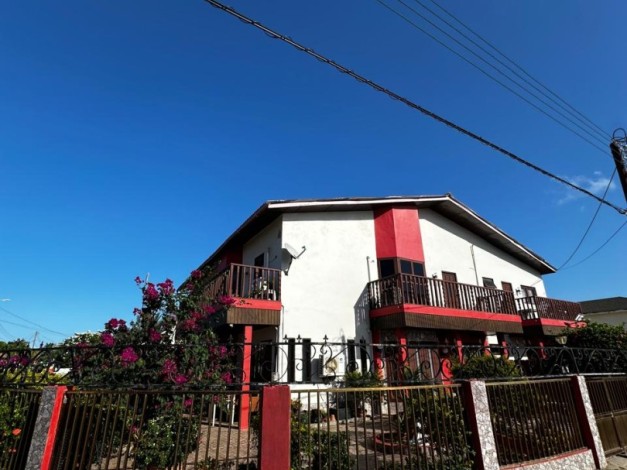 House with 6 apartments