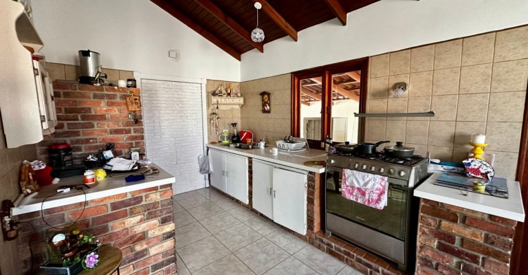 Home with apartment minutes from Eagle Beach