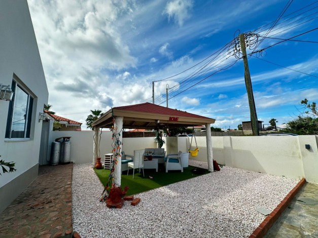 Home with apartment minutes from Eagle Beach