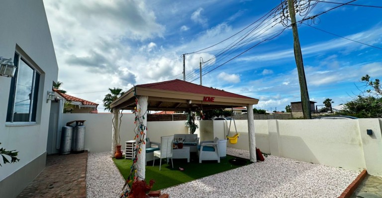 Home with apartment minutes from Eagle Beach