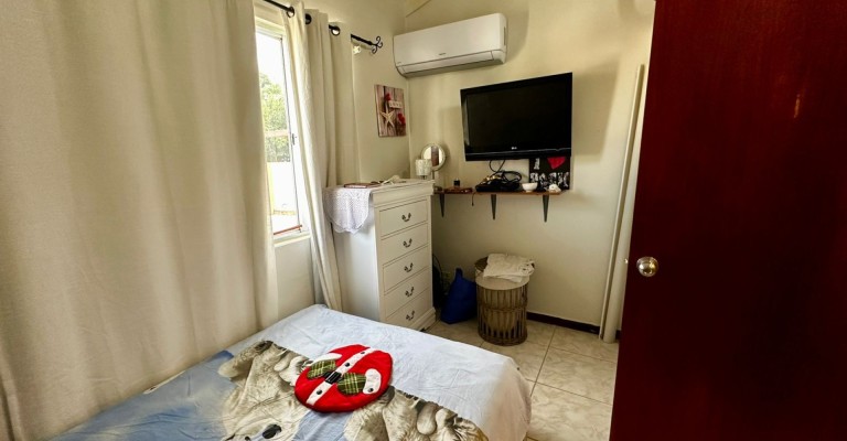 Home with apartment minutes from Eagle Beach