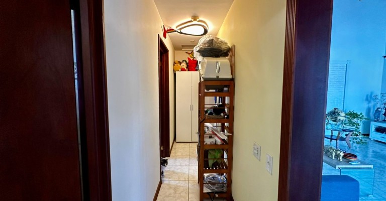 Home with apartment minutes from Eagle Beach