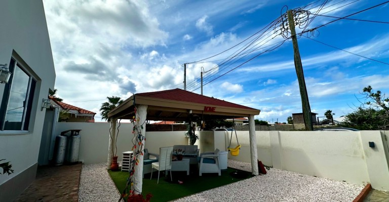 Home with apartment minutes from Eagle Beach