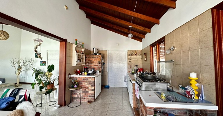 Home with apartment minutes from Eagle Beach