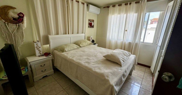 Home with apartment minutes from Eagle Beach