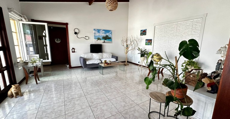 Home with apartment minutes from Eagle Beach