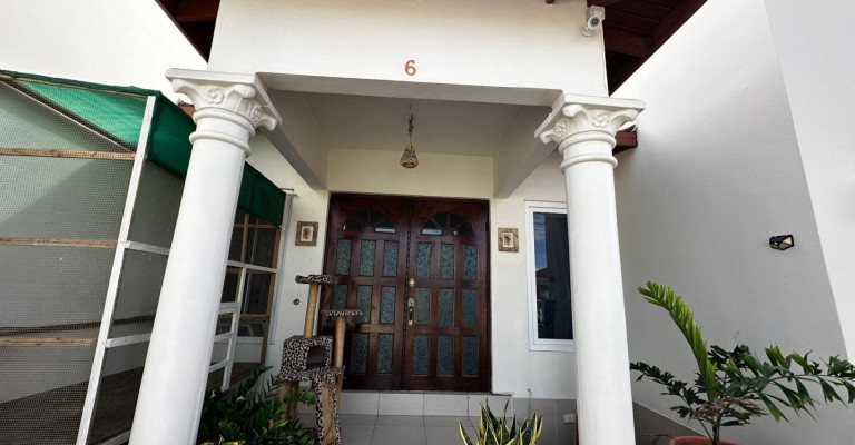 Home with apartment minutes from Eagle Beach