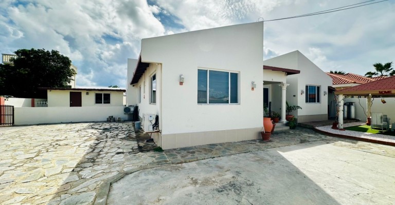 Home with apartment minutes from Eagle Beach