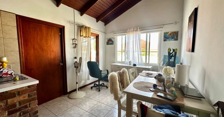 Home with apartment minutes from Eagle Beach