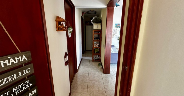 Home with apartment minutes from Eagle Beach