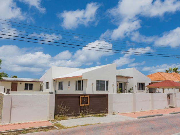 Home with apartment minutes from Eagle Beach