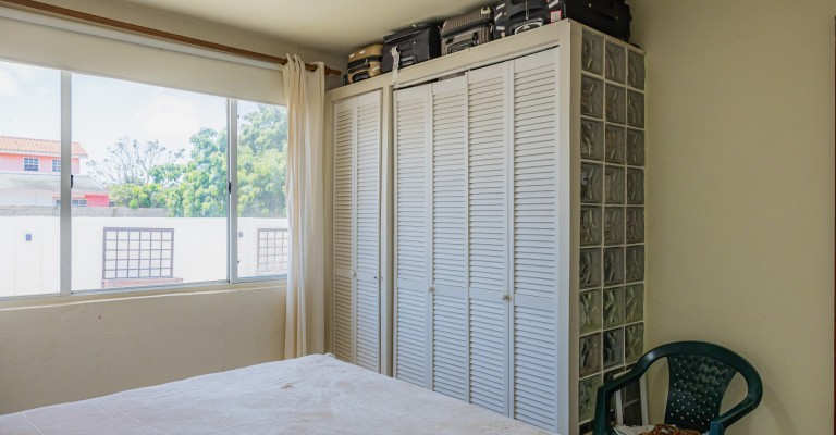 Home with apartment minutes from Eagle Beach