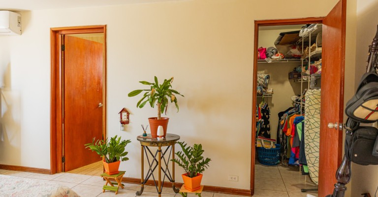 Home with apartment minutes from Eagle Beach