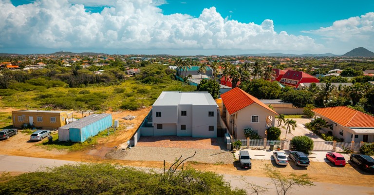 6 unit apartment complex in Tanki leendert