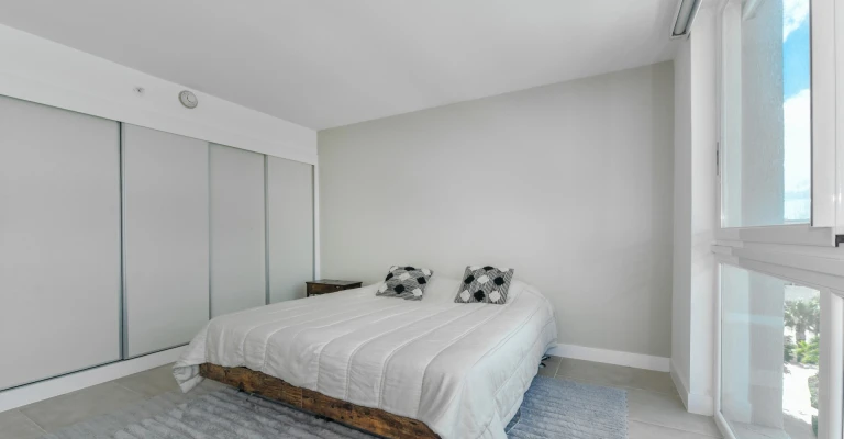 Acqua Condo 221