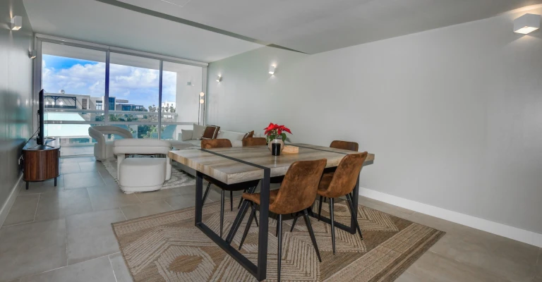Acqua Condo 221